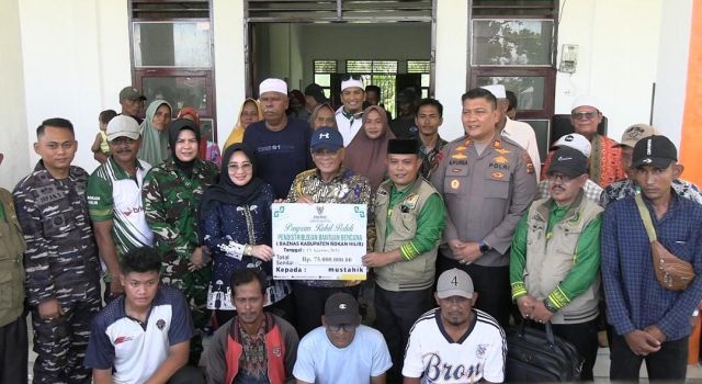 Di Samping Kunjungan Kerja Bupati, BAZNAS Rohil Salurkan Bantuan 200 Sembako Untuk Masyarakat Kurang Mampu & 8 Keluarga Korban Kebakaran 